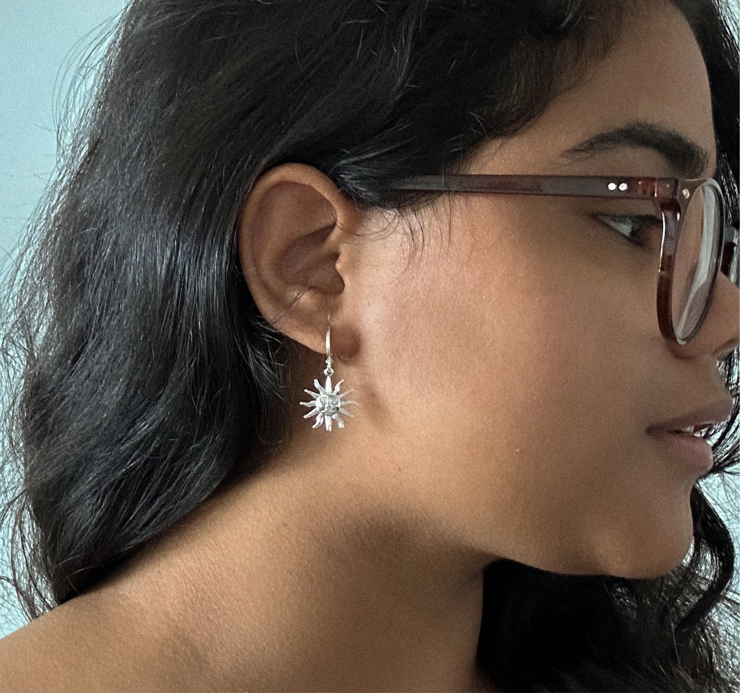 Brinco argola click sol banhado em prata 925