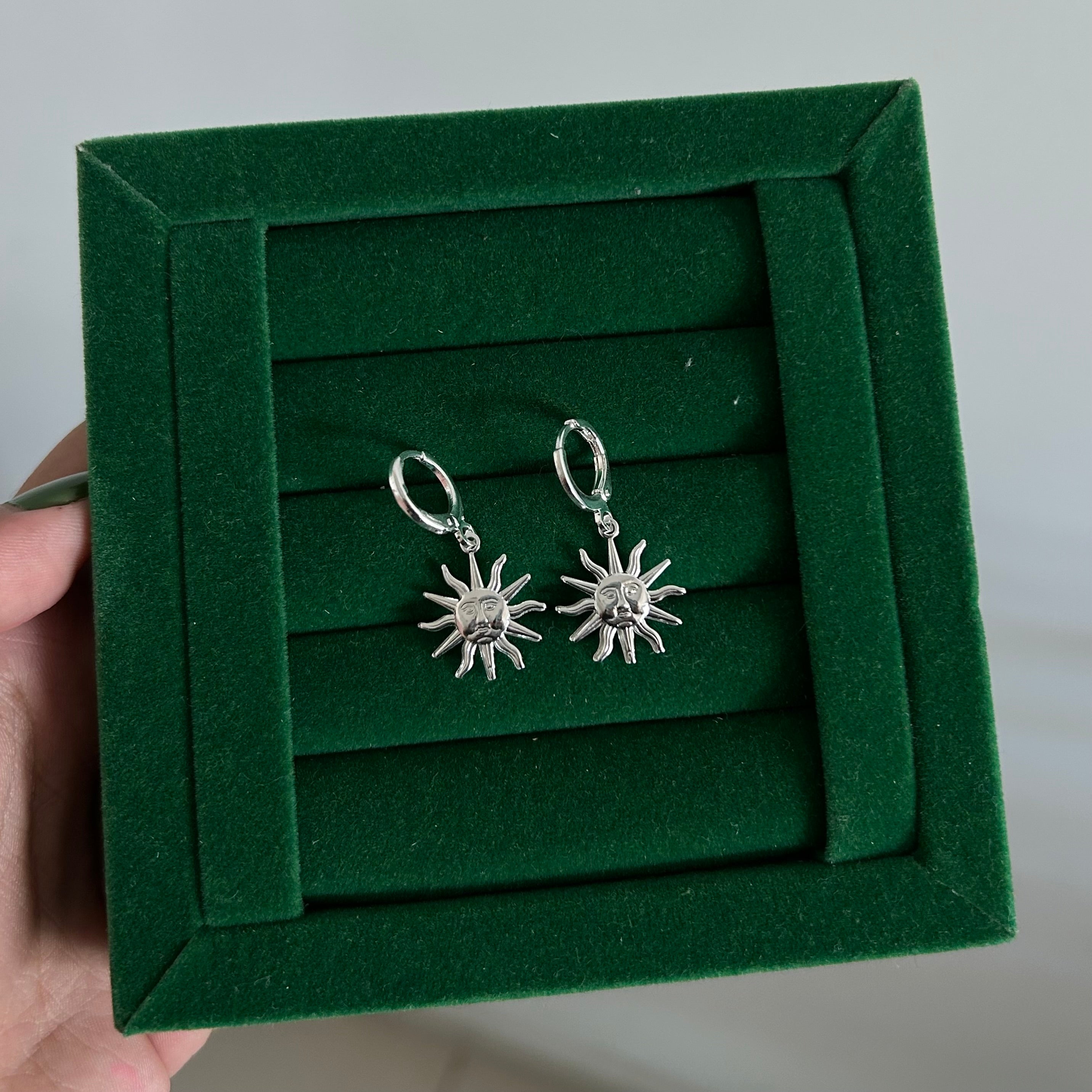 Brinco argola click sol banhado em prata 925