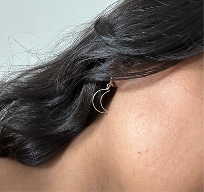 Brinco argola click lua vazada banhado em prata 925