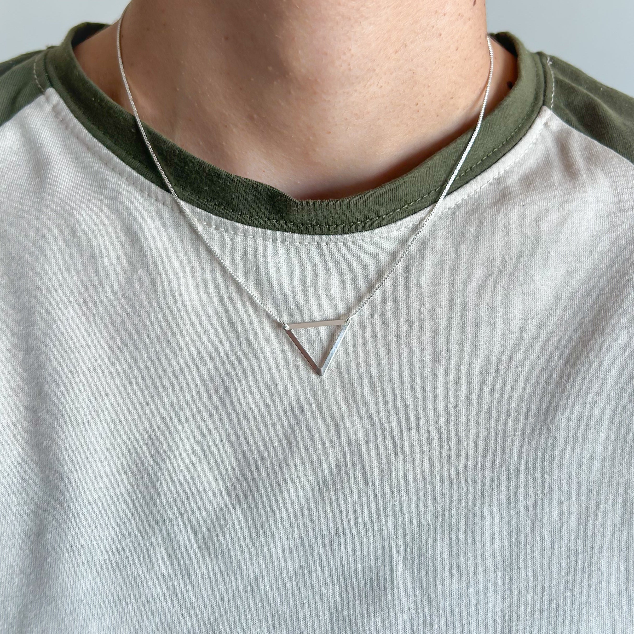 Colar Apex com pingente triângulo vazado - banhado em Prata 925
