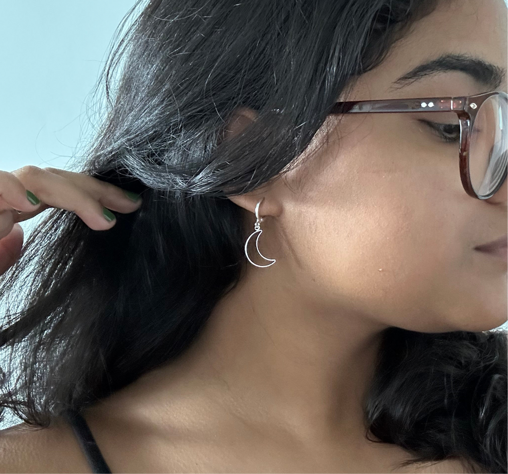 Brinco argola click lua vazada banhado em prata 925