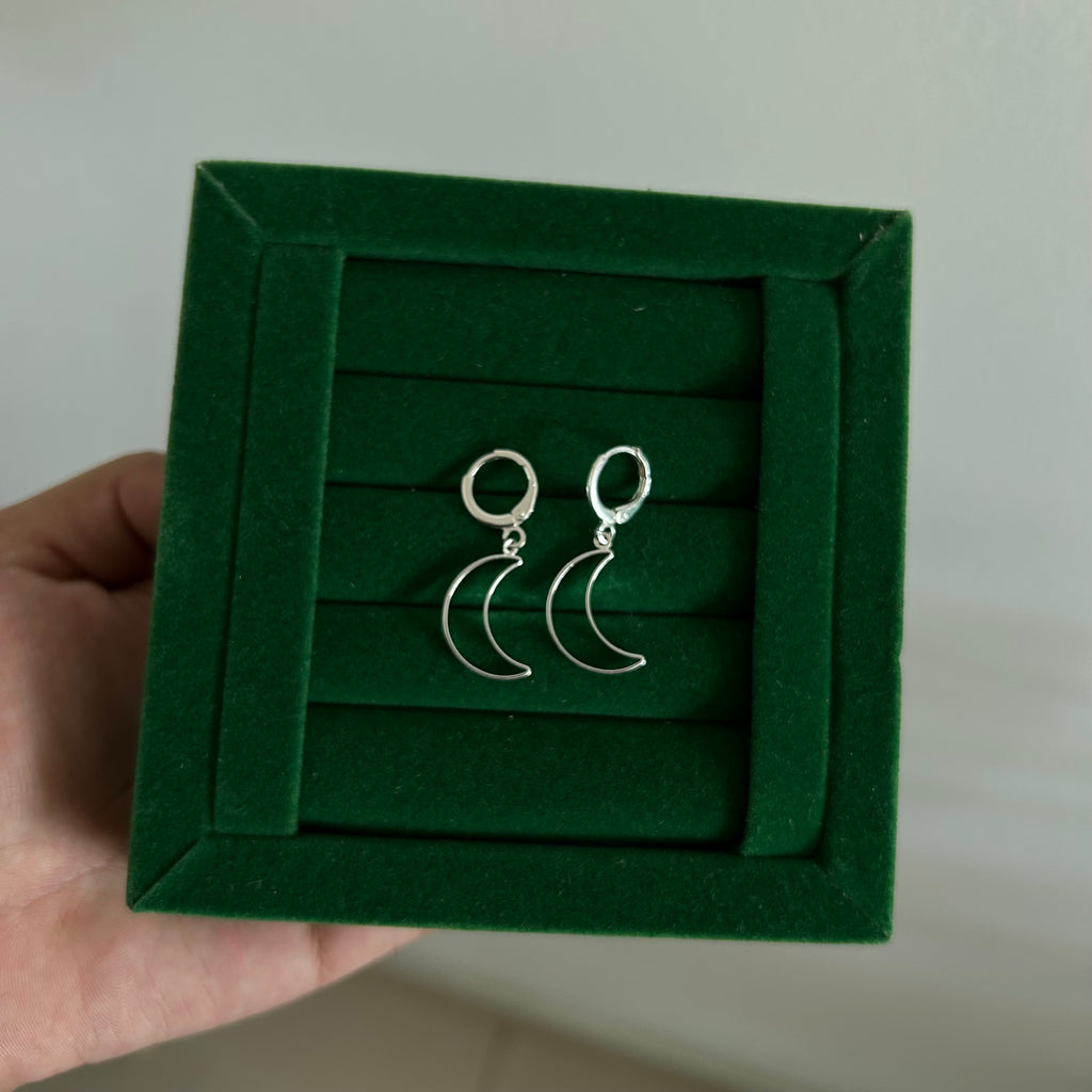 Brinco argola click lua vazada banhado em prata 925