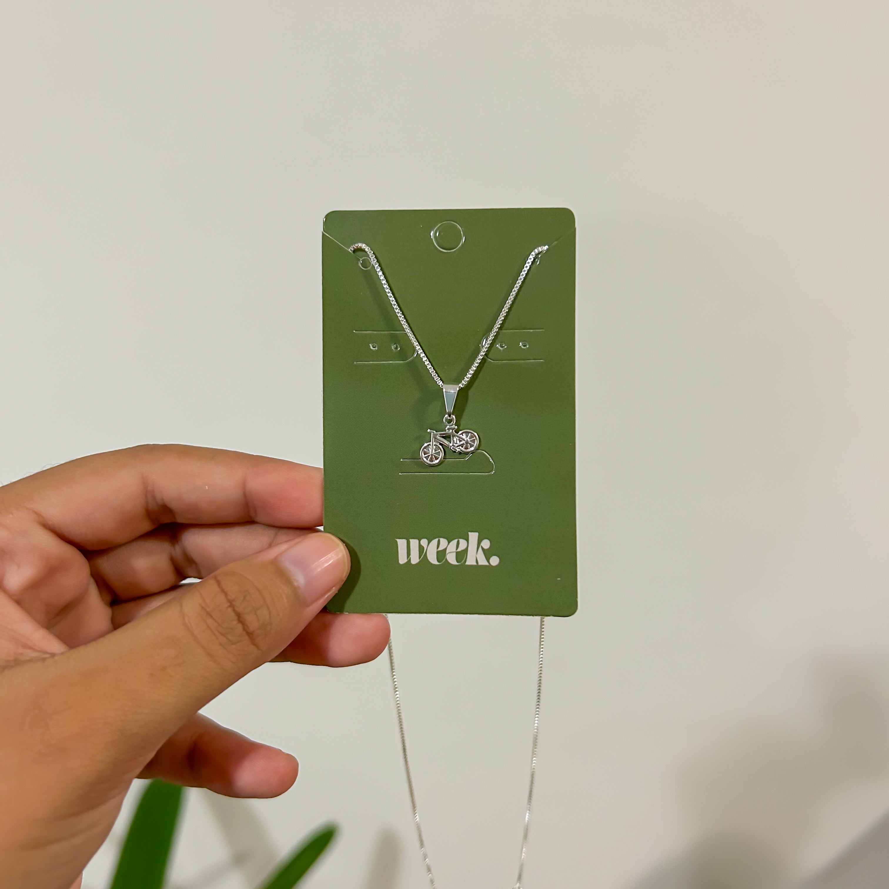 Colar Íris com pingente de bicicleta  com corrente de 45cm- banhado em prata 925