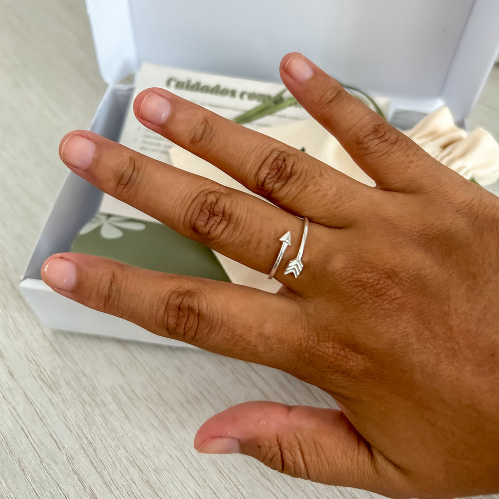 Anel com design inspirado em flecha regulável - Prata 925