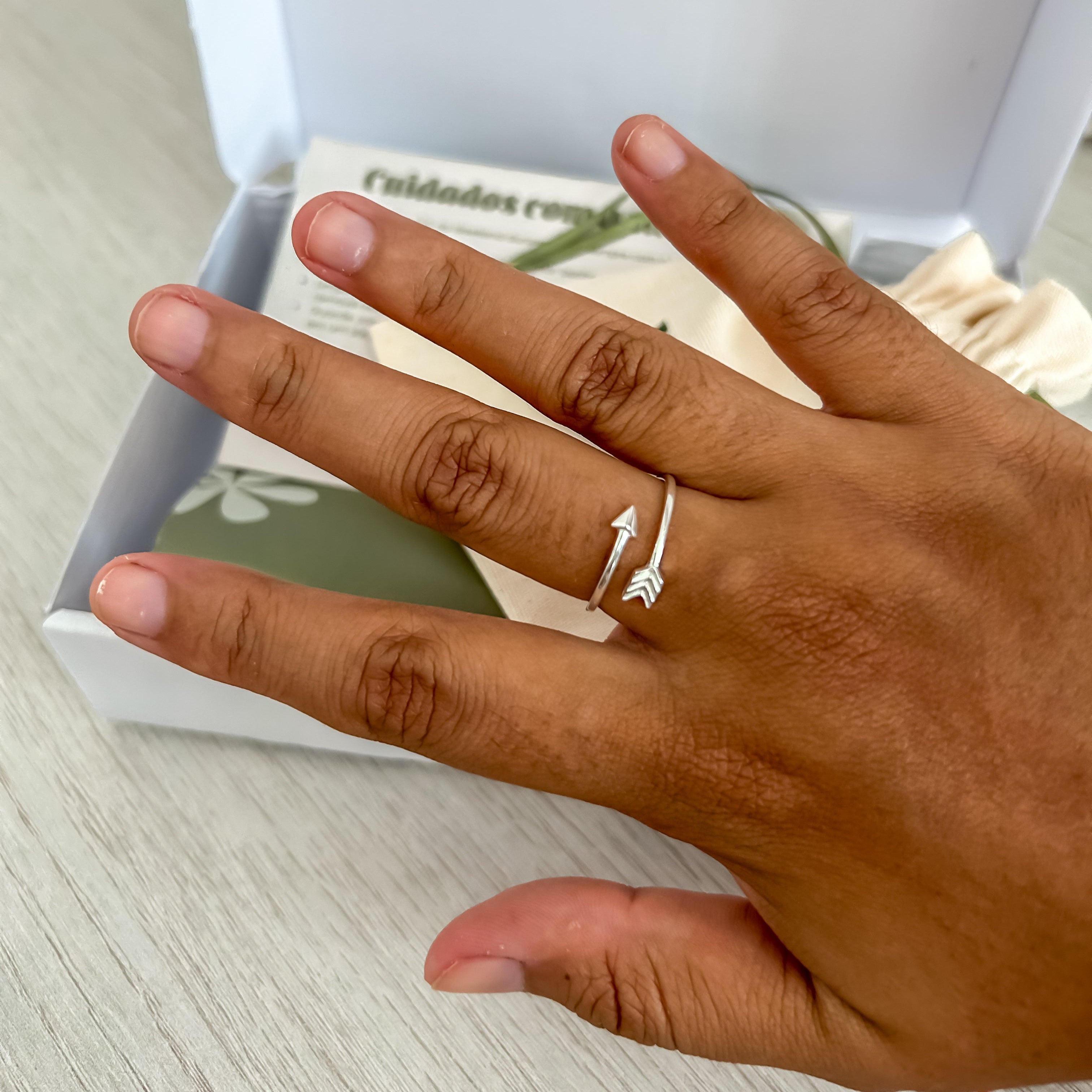 Anel com design inspirado em flecha regulável - Prata 925