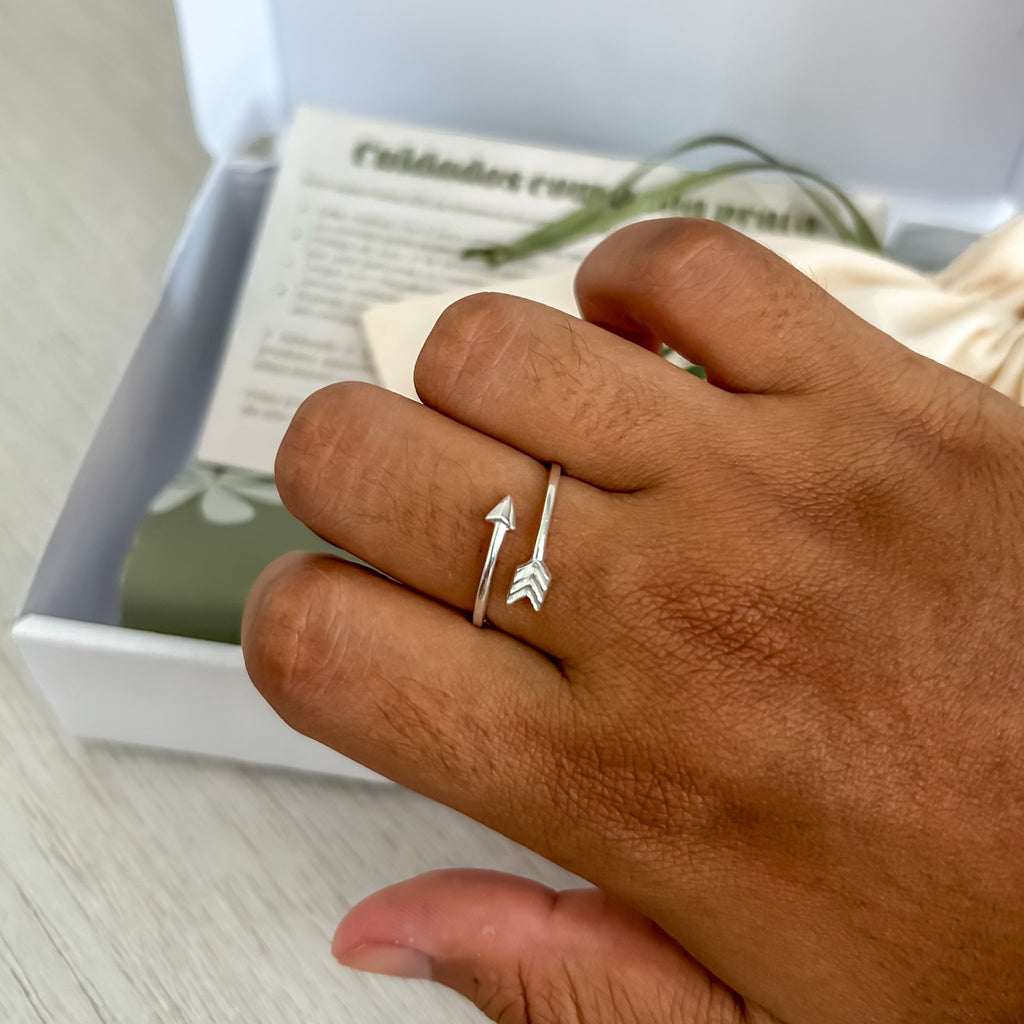 Anel com design inspirado em flecha regulável - Prata 925