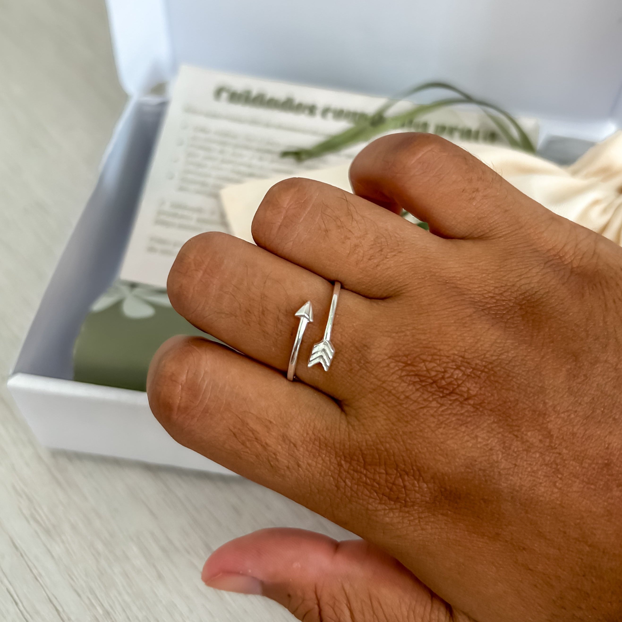 Anel com design inspirado em flecha regulável - Prata 925