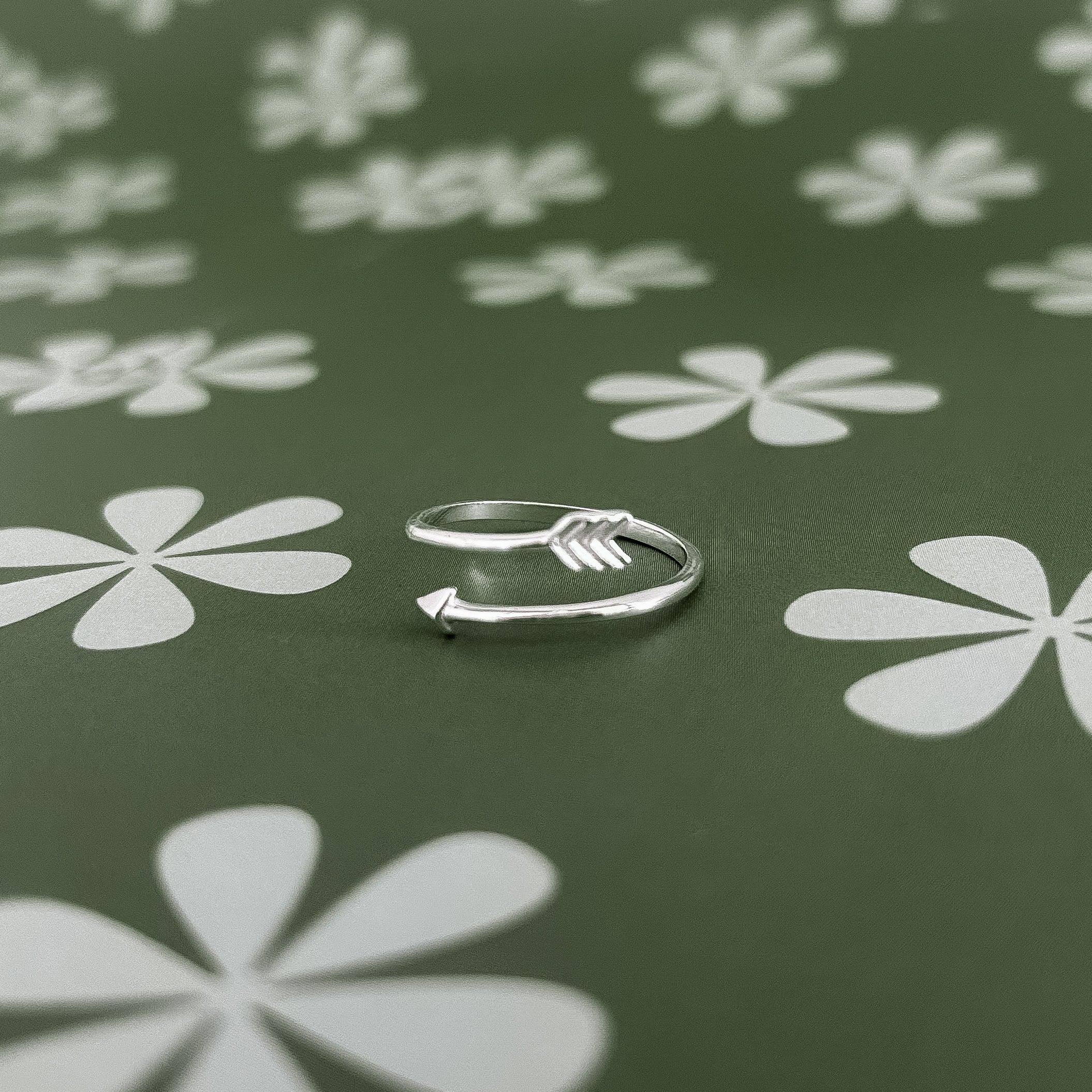 Anel com design inspirado em flecha regulável - Prata 925