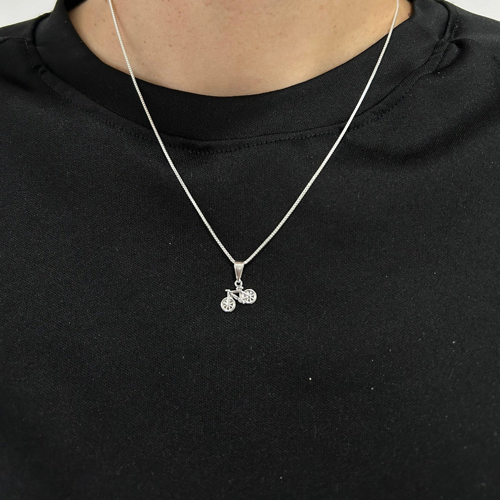 Colar Íris com pingente de bicicleta  com corrente de 45cm- banhado em prata 925