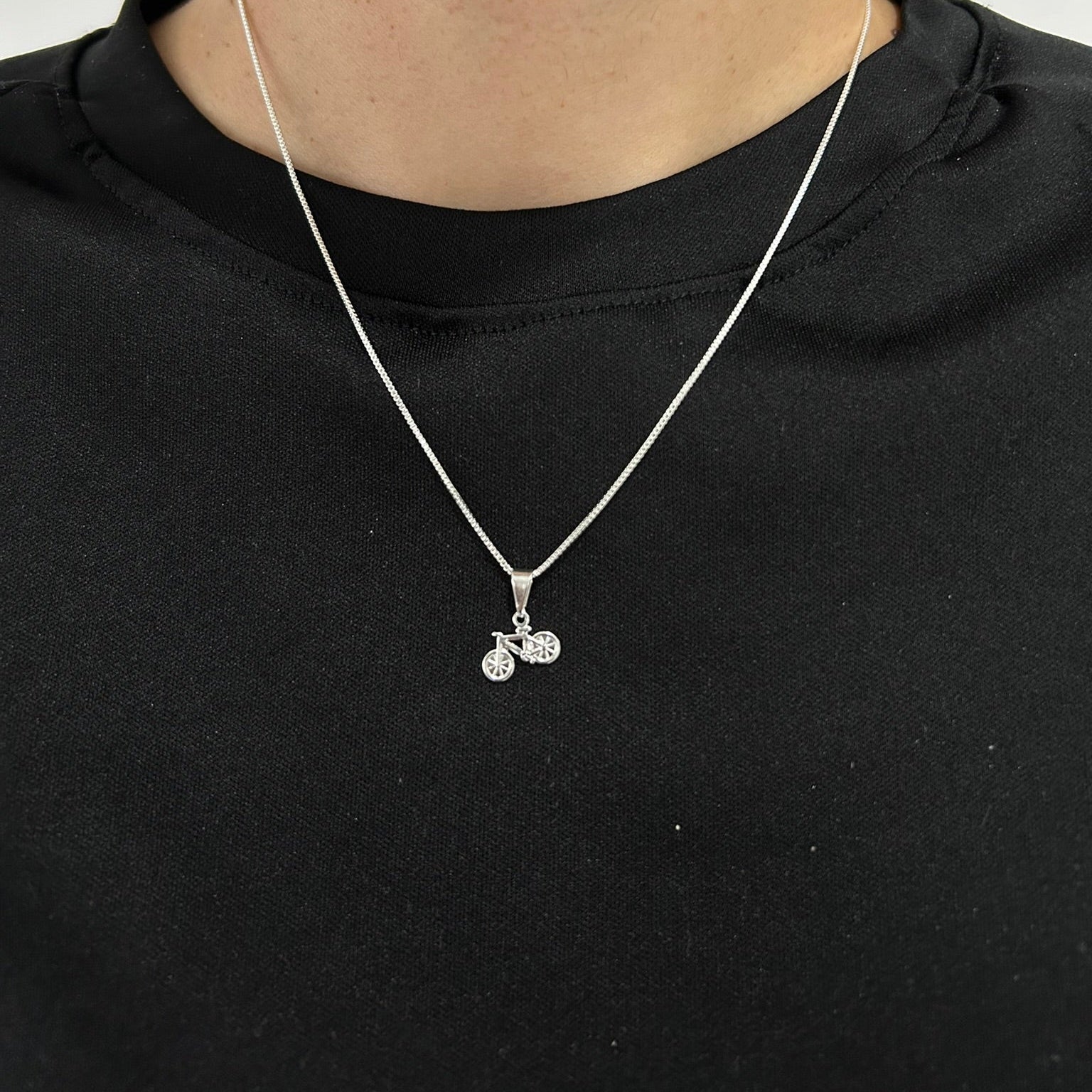 Colar Íris com pingente de bicicleta  com corrente de 45cm- banhado em prata 925