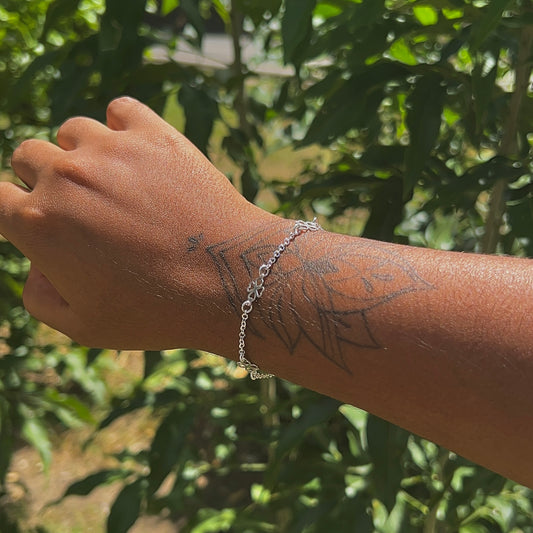 Pulseira minimalista com detalhes em trevo - Prata 925