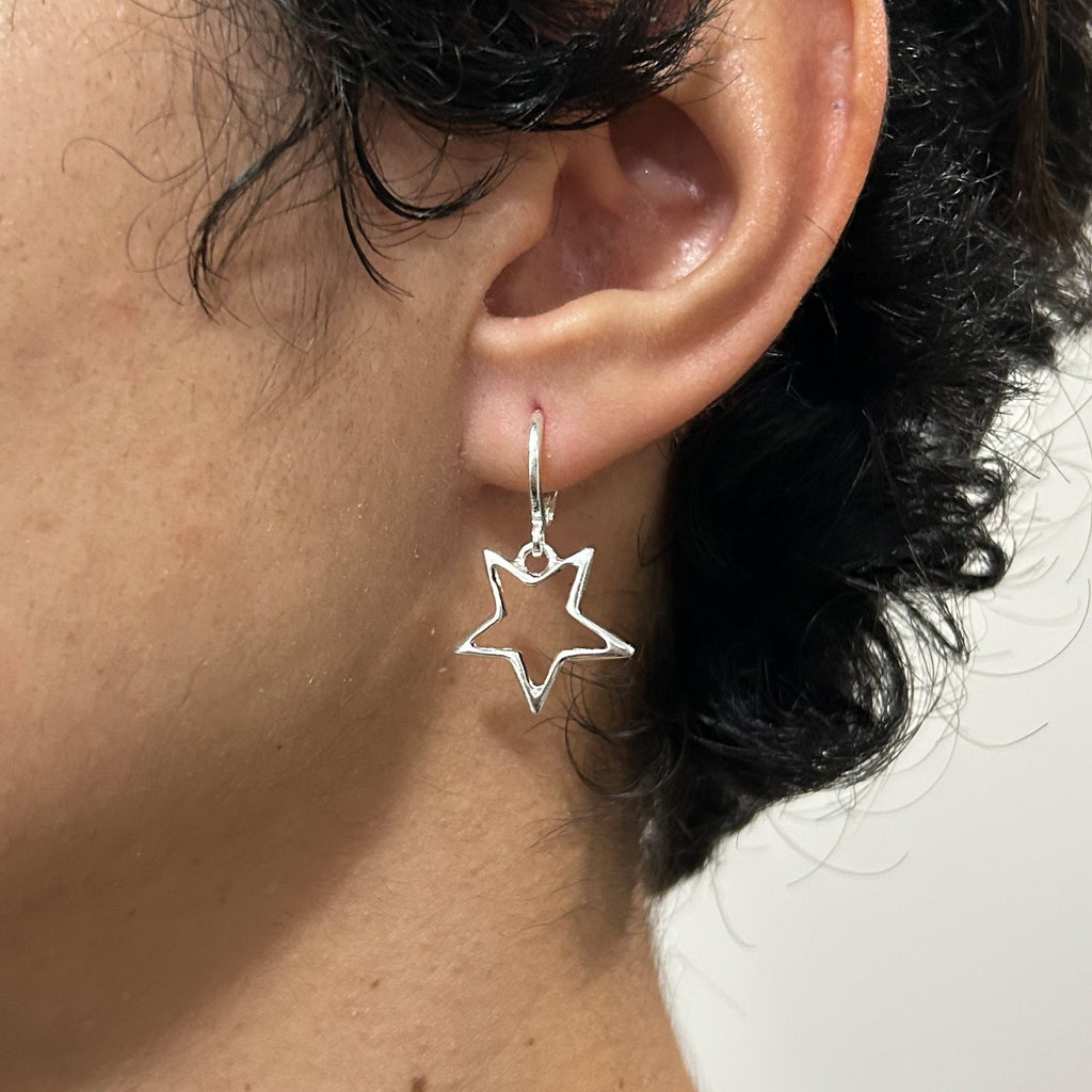 Brinco argola click estrela banhado em prata 925